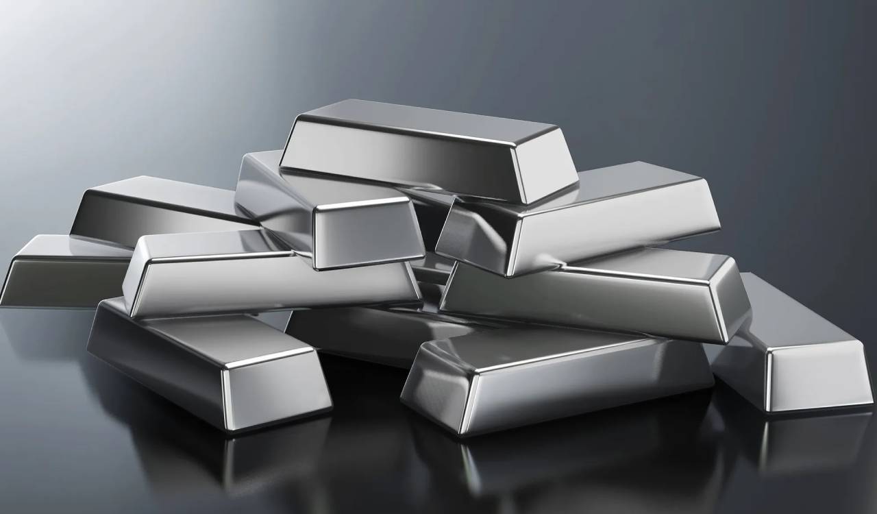Silver prices fall to Rs 2.70 lakh/kg amid oil rally and dollar strength