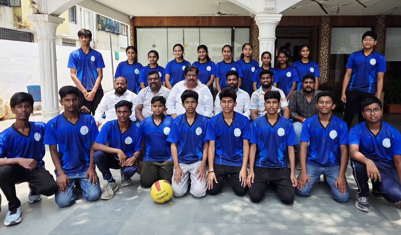 Telangana Throwball Association distributes kits to national championship teams