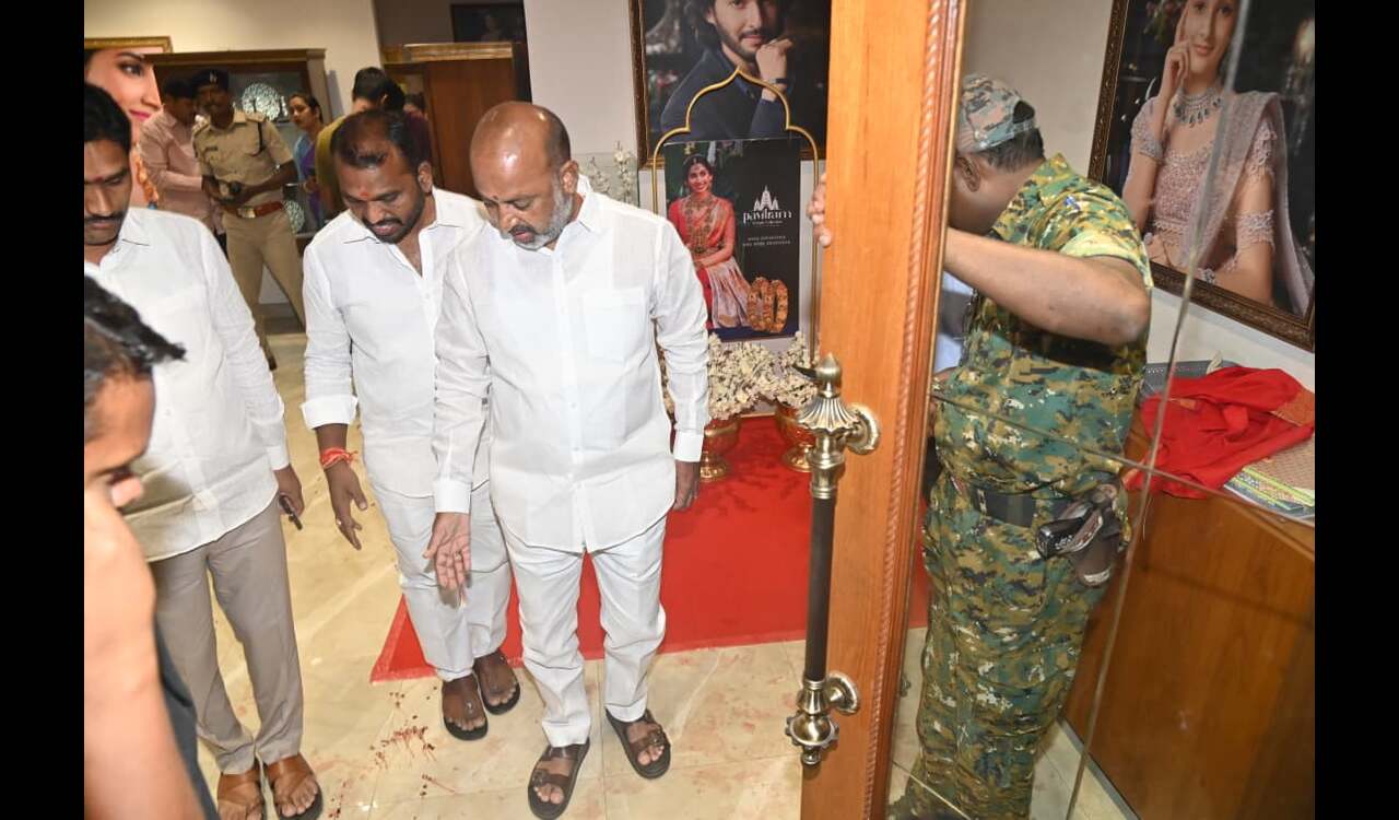 Union minister visits Jewellery shop, enquires about incident