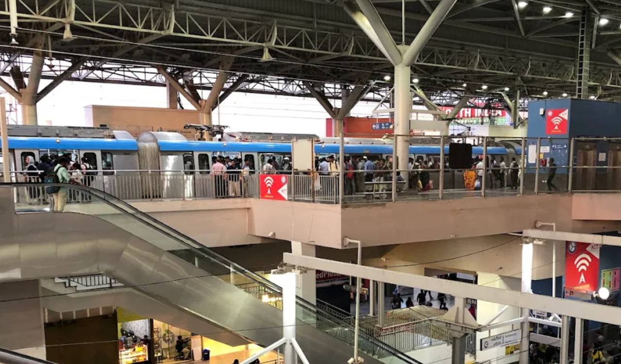 HC questions legality of stalls on metro footpaths; seeks report from GHMC, HMRL