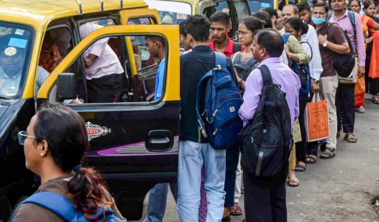 बेस्ट स्ट्राइक ने मुंबई परिवहन को दूसरे दिन भी ठप्प किया; संचालन ने एनईईटी उम्मीदवारों के लिए बसें तैनात की
