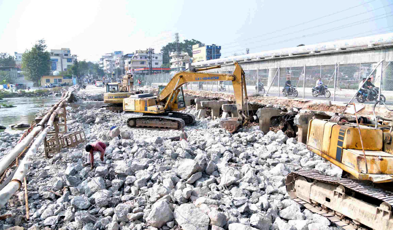 GHMC Commissioner reviews Moosarambagh bridge, orders faster completion