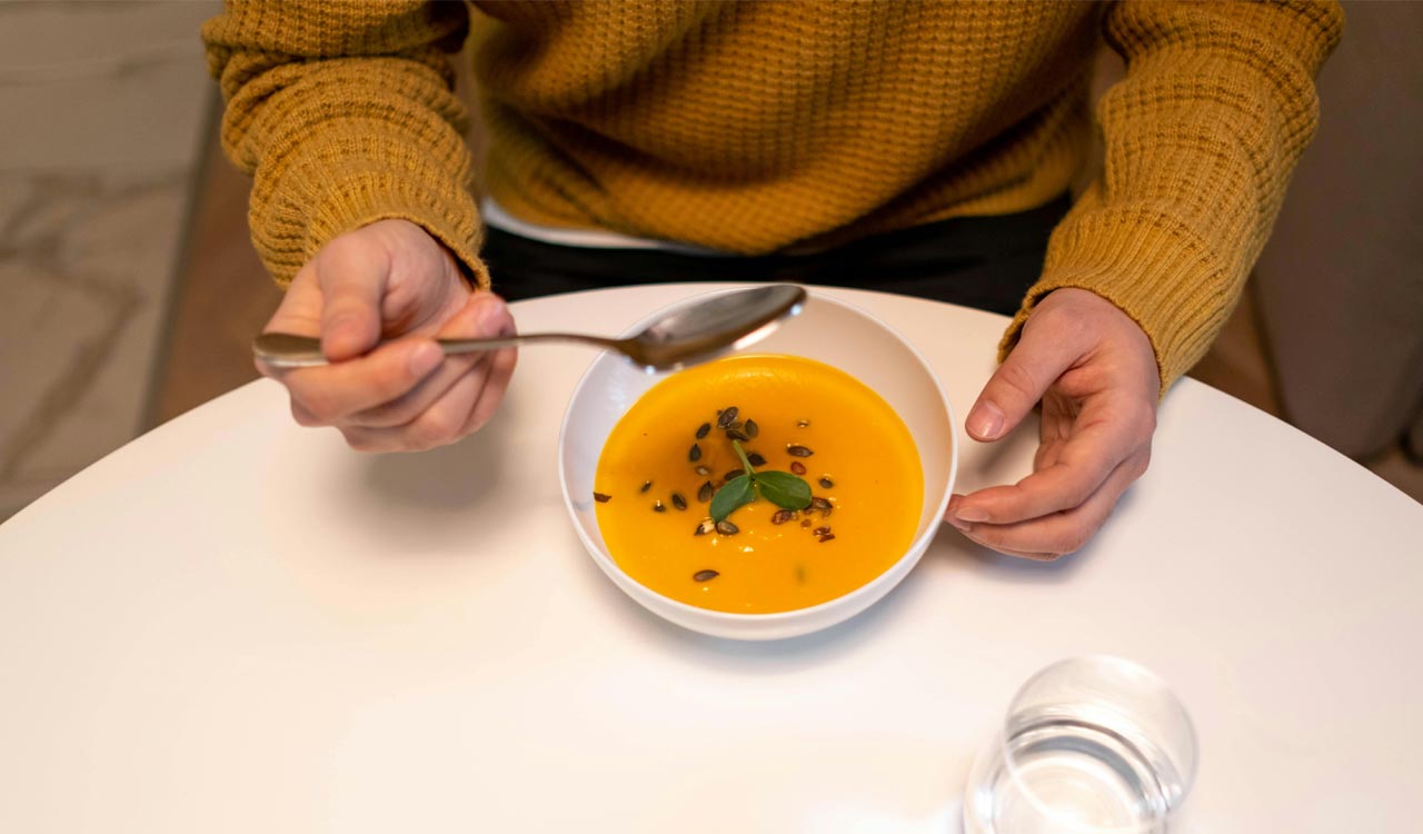 Experts explain why eating dinner before 7:30 pm may help health