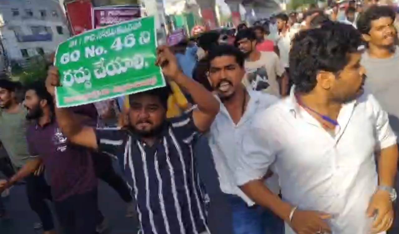 Video: Unemployed youth stage massive protest over police recruitment in Dilsukhnagar