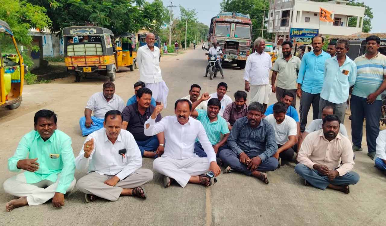 Farmers protest in Kamareddy, demand scrapping of app-based urea booking system