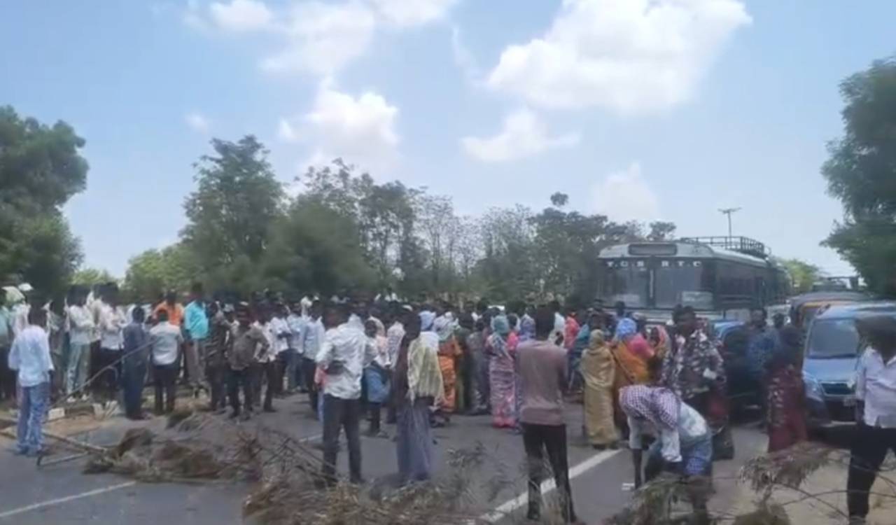 Siddipet accident victims stage rasta roko, accuse Gouraram police of shielding accused