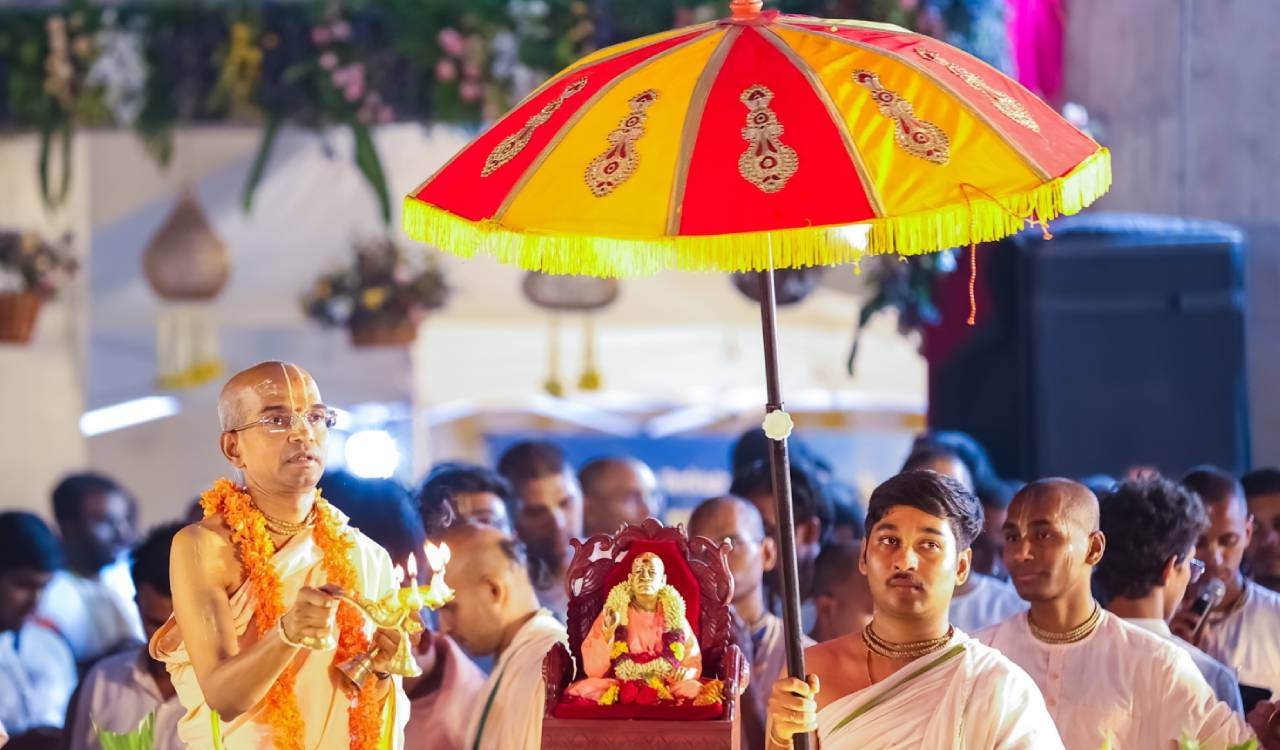 Panihati Chida–Dahi festival celebrated at Hare Krishna Golden Temple in Hyderabad