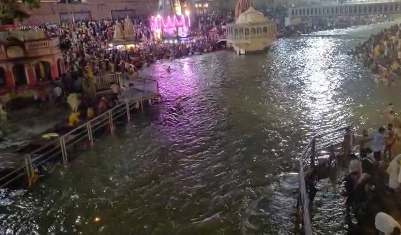 Massive surge of faith in Haridwar on Somvati Amavasya; devotees throng Ganga ghats