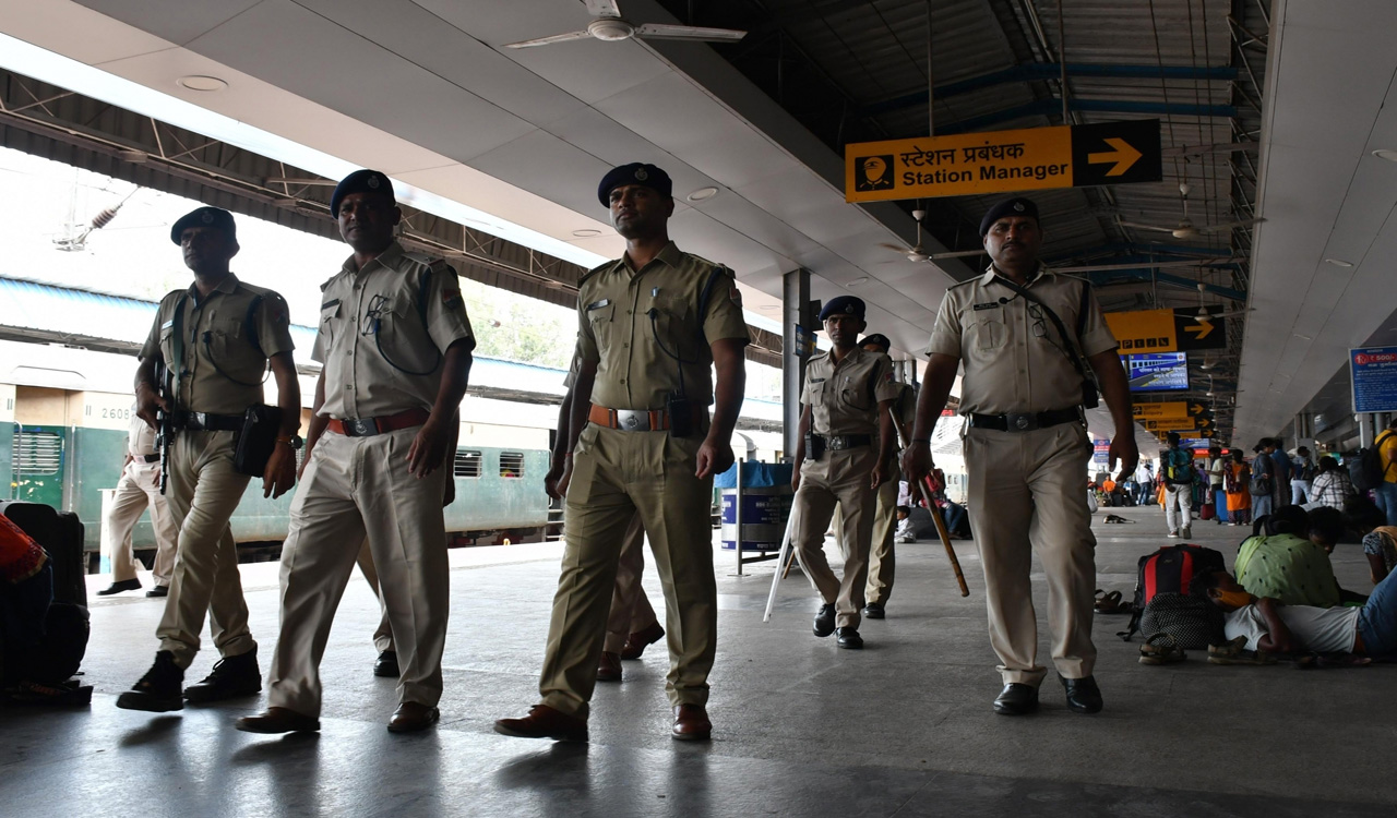Hyderabad: RPF, GRP return lost valuables worth Rs 29.15 lakh to passengers under Operation Amanat