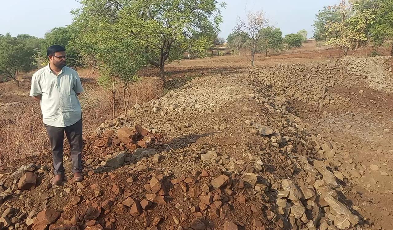IRS officer travels from Mumbai to help drought-hit farmers in Narayankhed