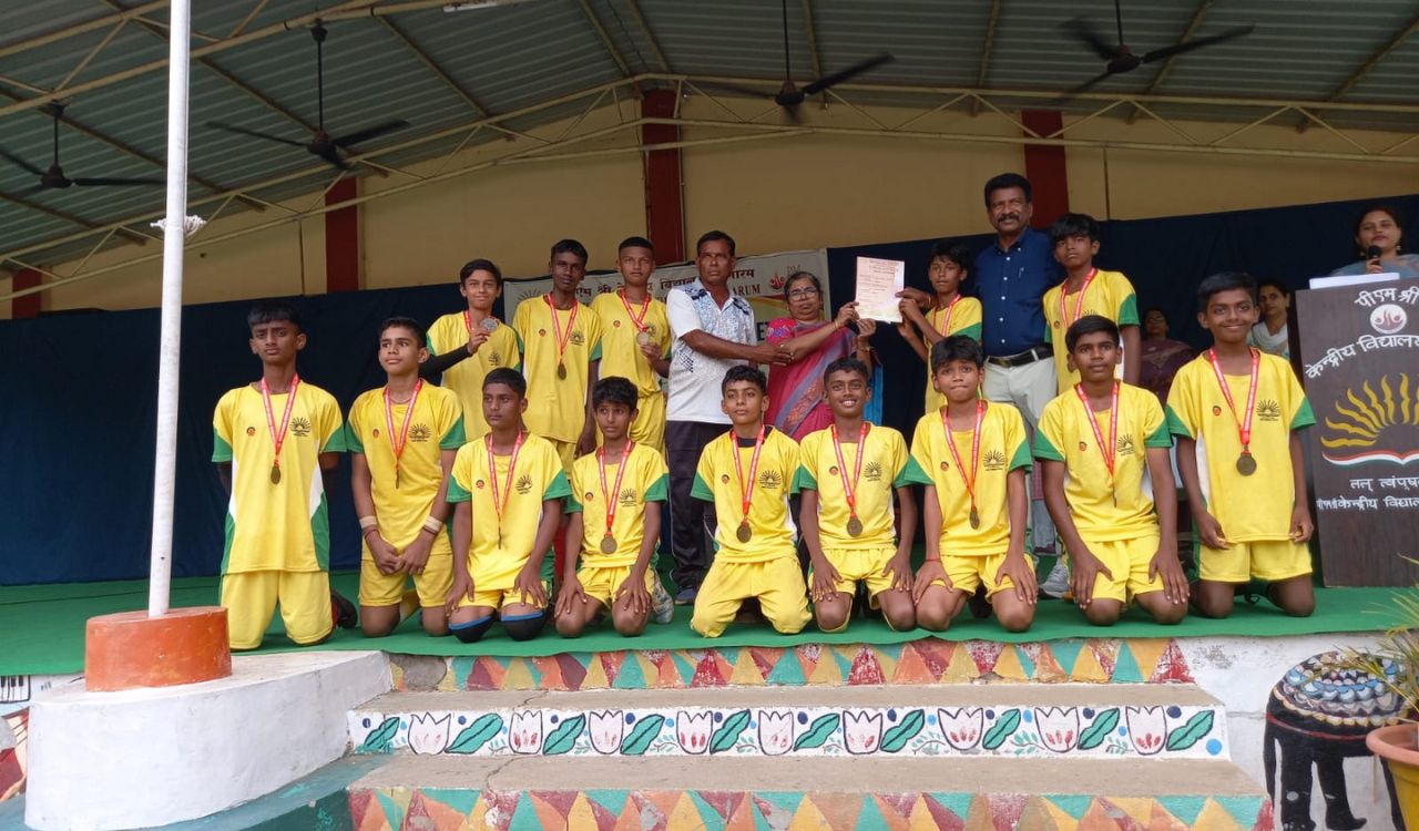 KV Bolarum lift KVS football title