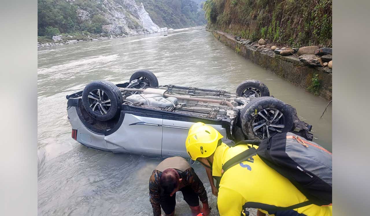Kedarnath-bound SUV falls near river in Rudraprayag; five have narrow escape