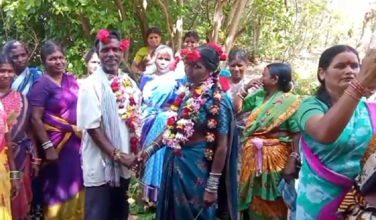 Medak: MGNREGA workers celebrate colleague’s wedding anniversary at worksite