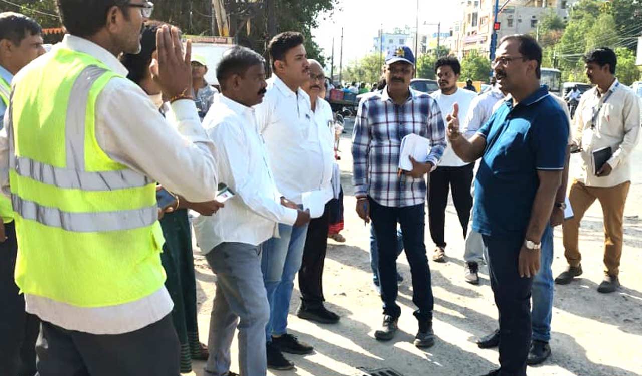 MMC Commissioner inspects waterlogging-hit areas, orders desilting and drain clearance