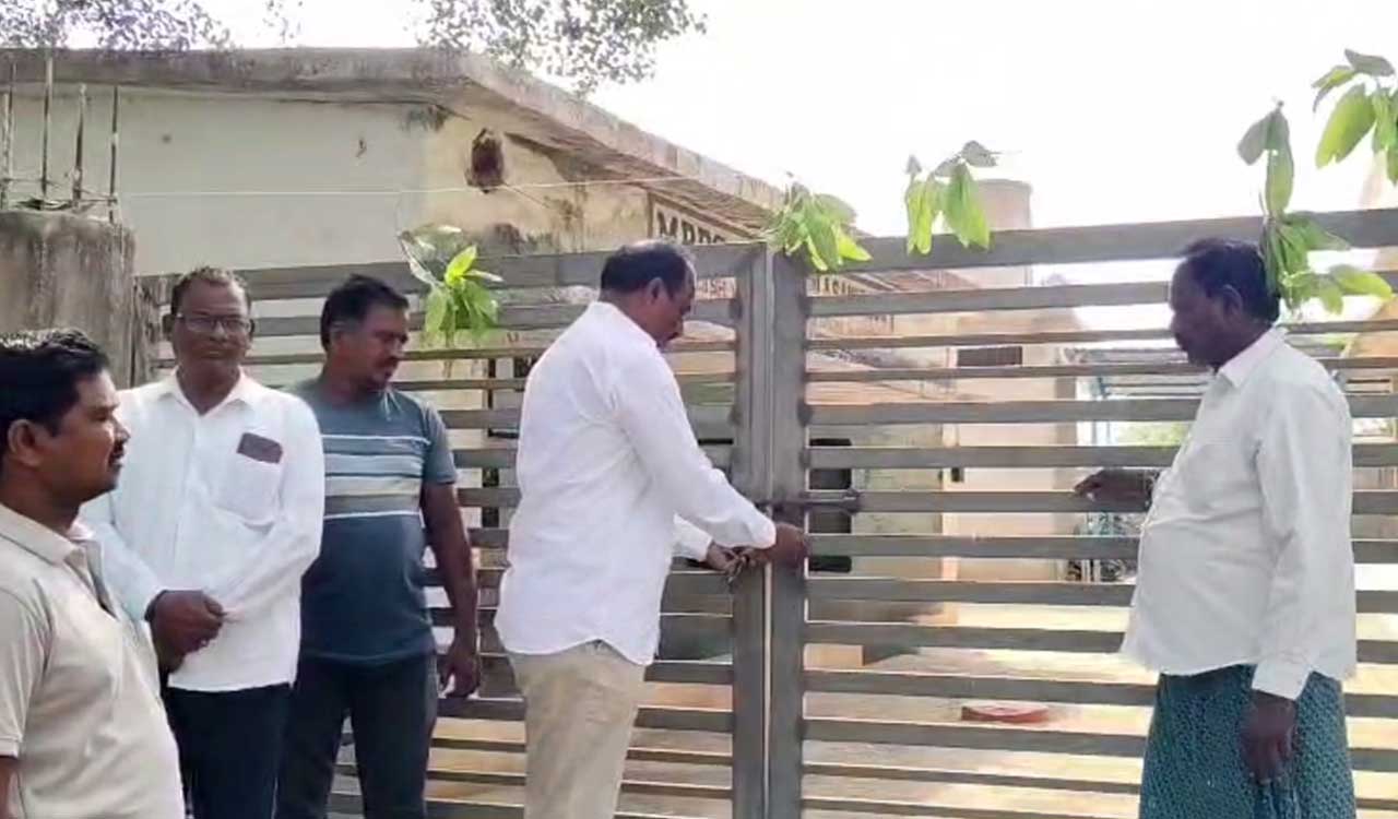 Contractor locks Govt. school gate for pending bills in Mahabubabad, students, teachers forced to sit outside on first day of school