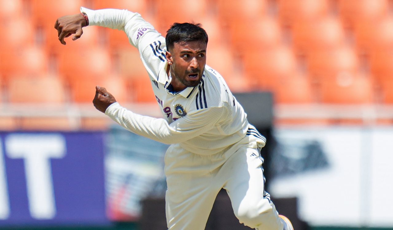 Suthar strikes twice on Warwickshire debut in County Championship