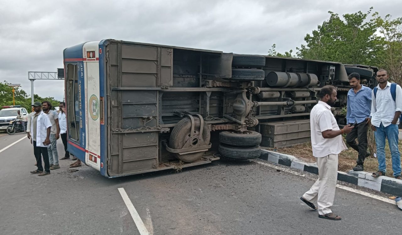 Over 10 injured as TGSRTC bus overturns near Pebbair in Wanaparthy