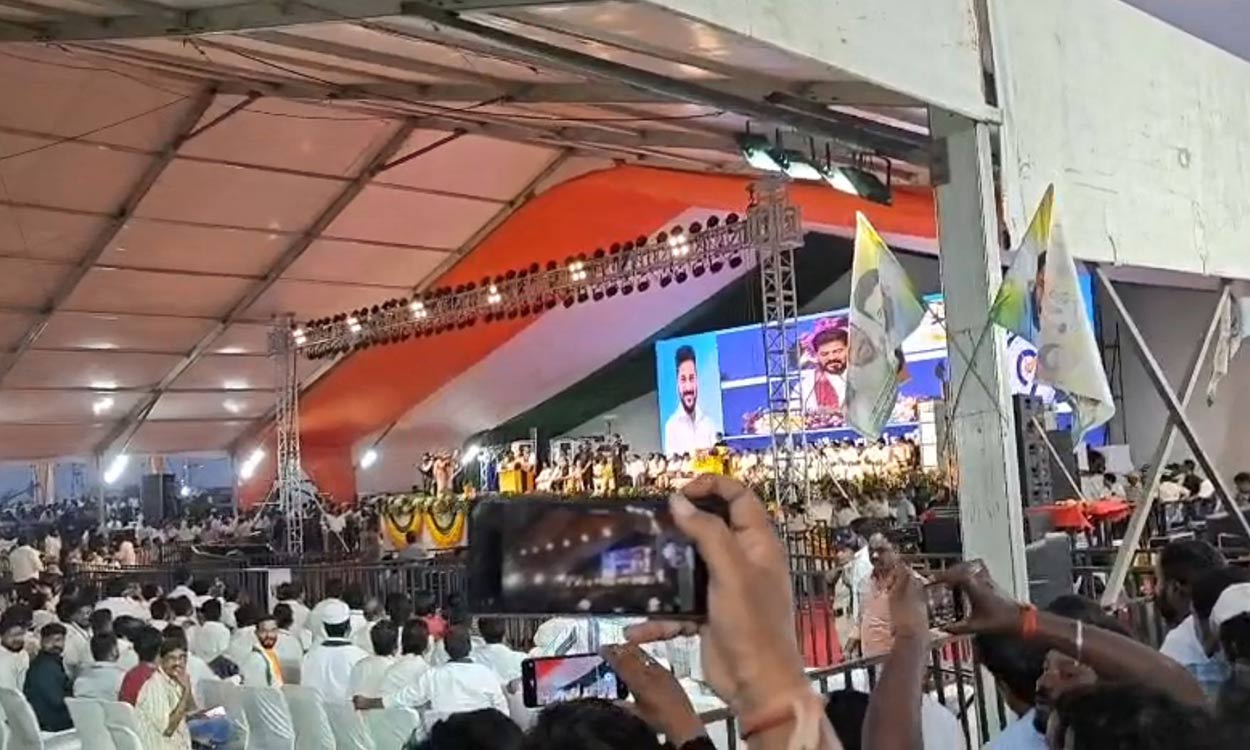 Realtors protest at Chief Minister’s meeting in Hyderabad