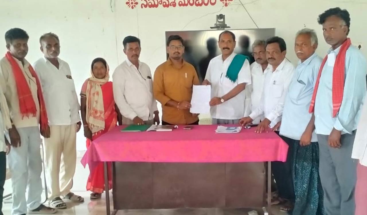 Telangana Rythu Sangham demands scrapping of urea app