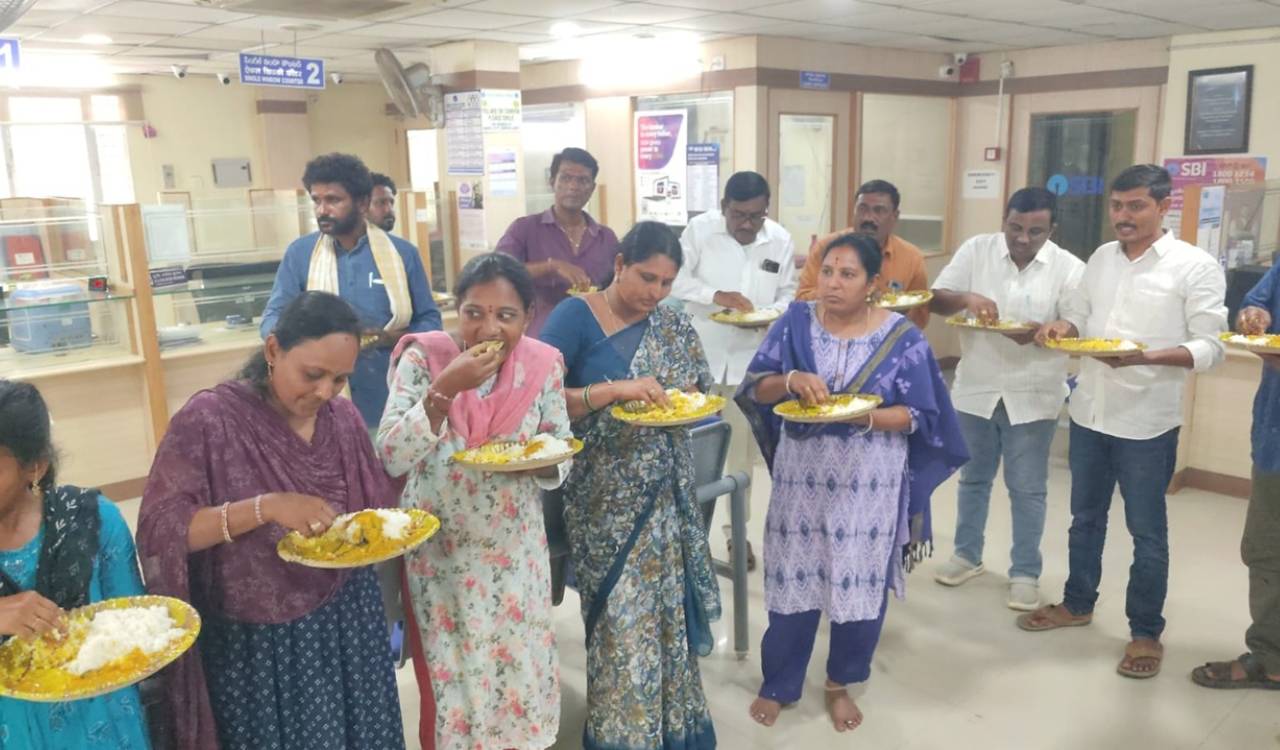 Customers dine on premises of SBI seeking justice in Mancherial