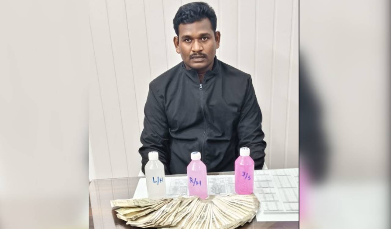 Gandhinagar police station SI trapped by ACB while taking bribe