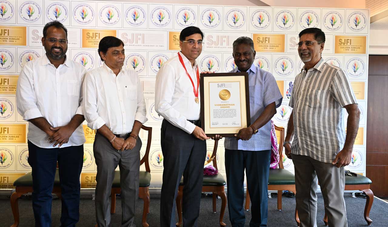 Viswanathan Anand receives SJFI medal at Chennai ceremony