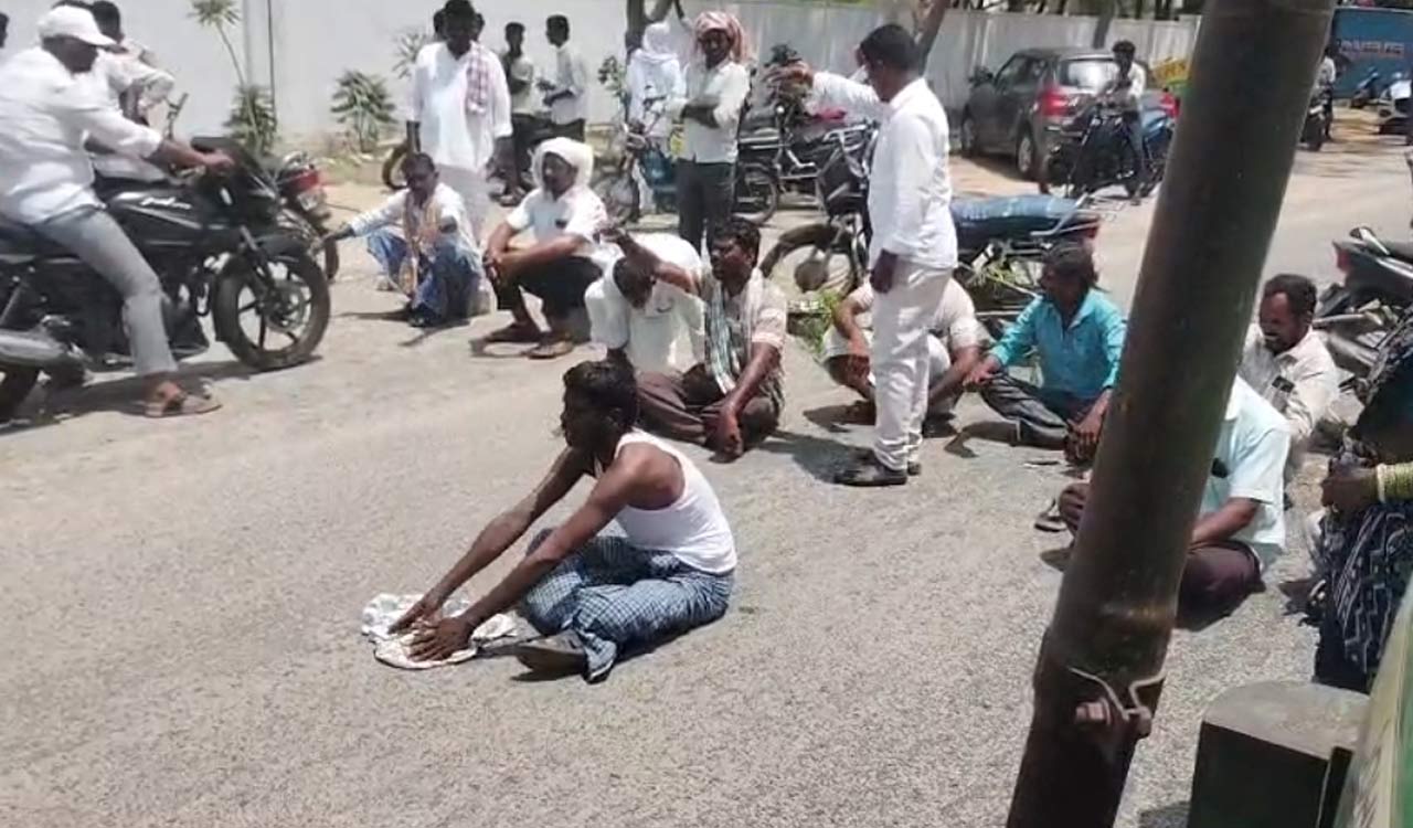 Farmers stage rasta-roko over paddy procurement delay in Sangareddy