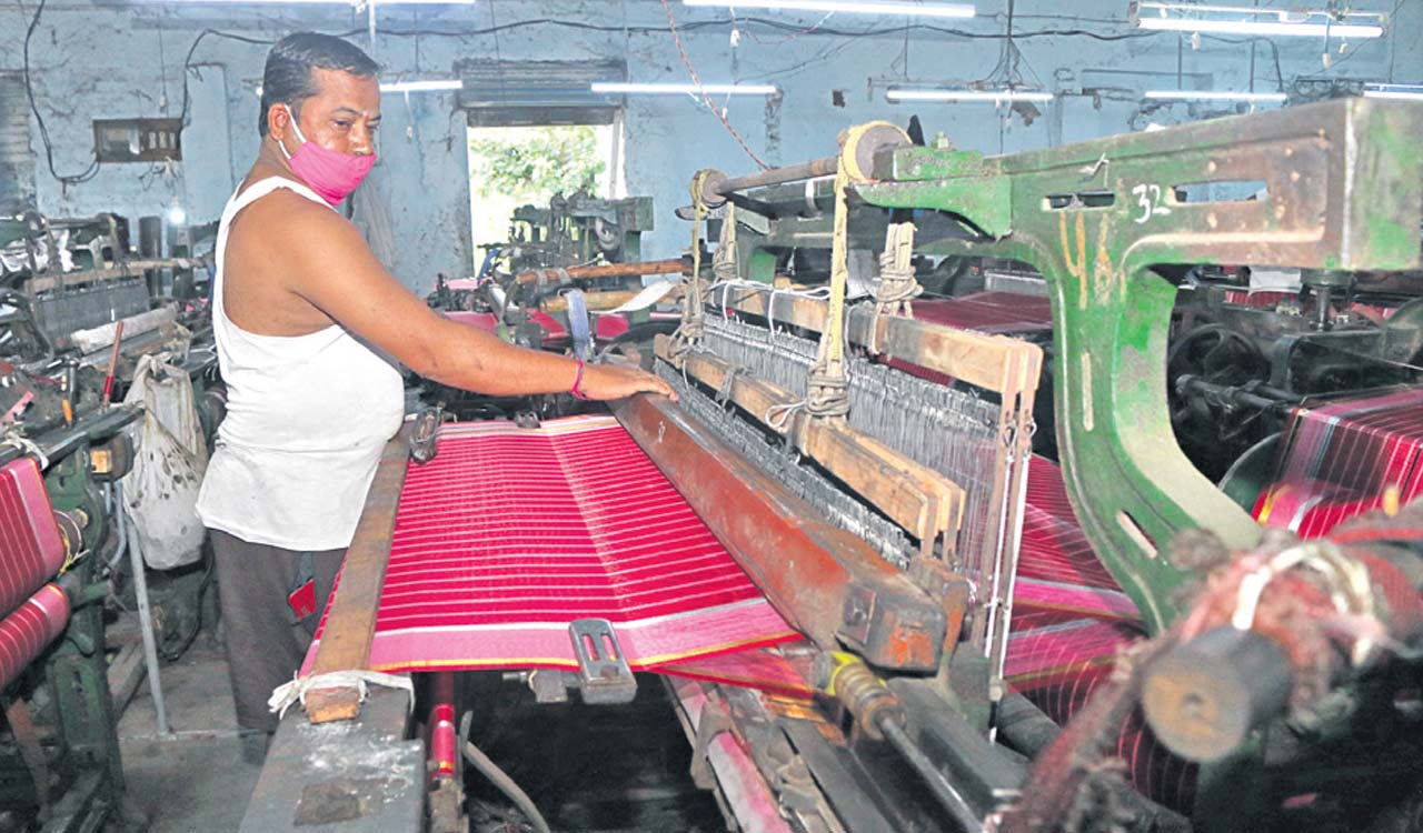 Handloom weavers set to lose livelihood with Congress Govt.’s decision to procure carpets and bed sheets through open-market tender process