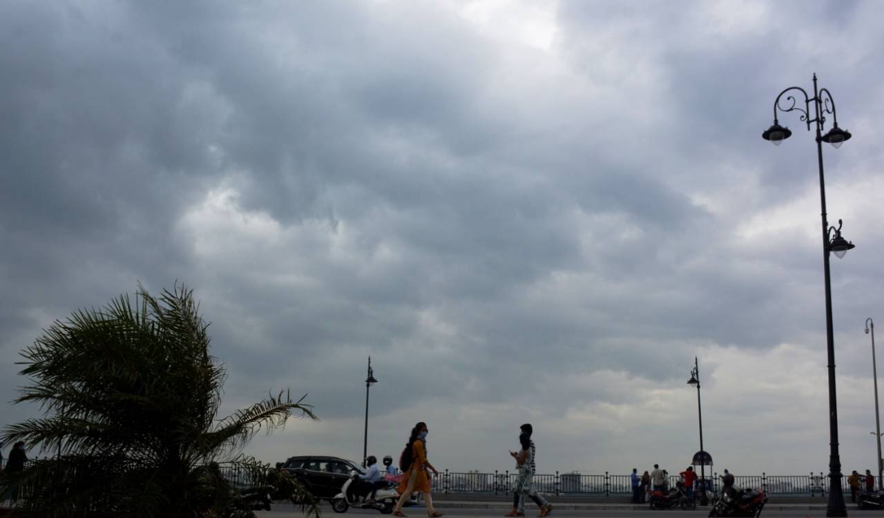 Hyderabad records sharp fall in temperatures, IMD issues rain alert