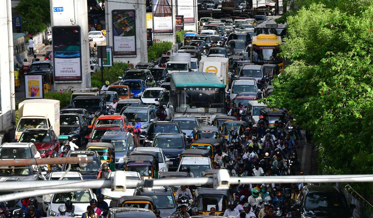Traffic snarls hit Madhapur and Hitec City during Revanth Reddy’s Rythu Bharosa event