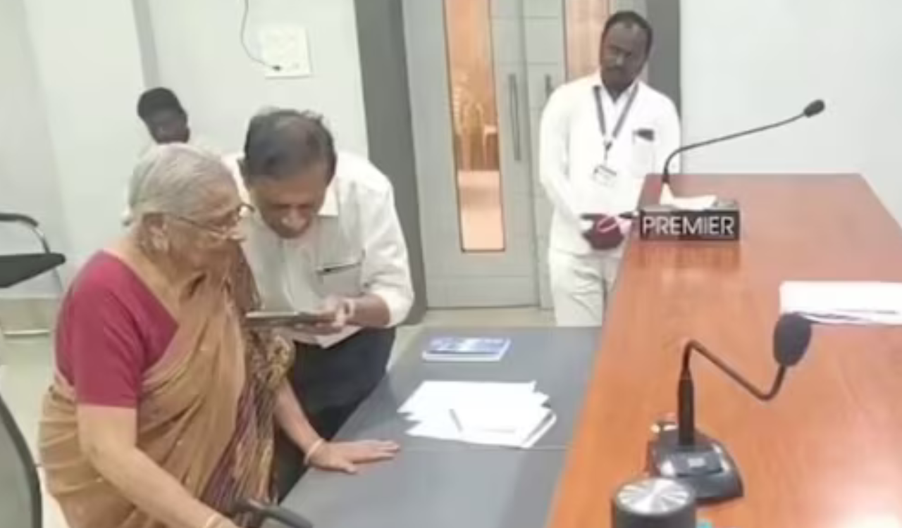 94-year-old woman gives up US citizenship to return to India for final days
