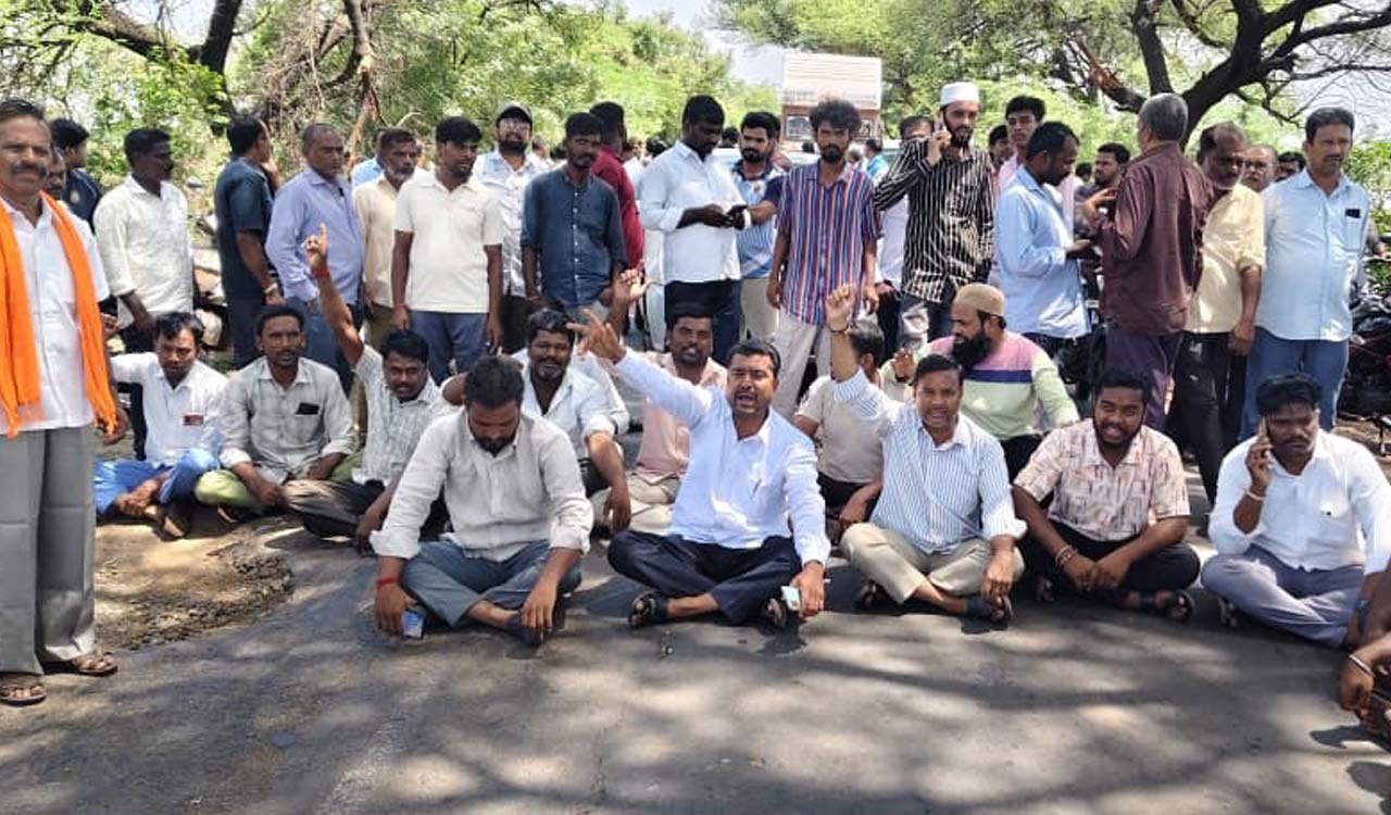 Villagers stage second-day protest over potholes on Bidar-Zaheerabad road