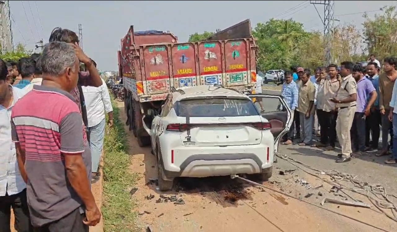Two die as car rams stationary lorry in Siddipet