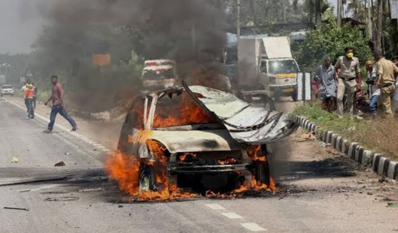 Tumakuru taxi blast: Police probe country made bomb source after jilted lover kidnaps woman and blows himself up