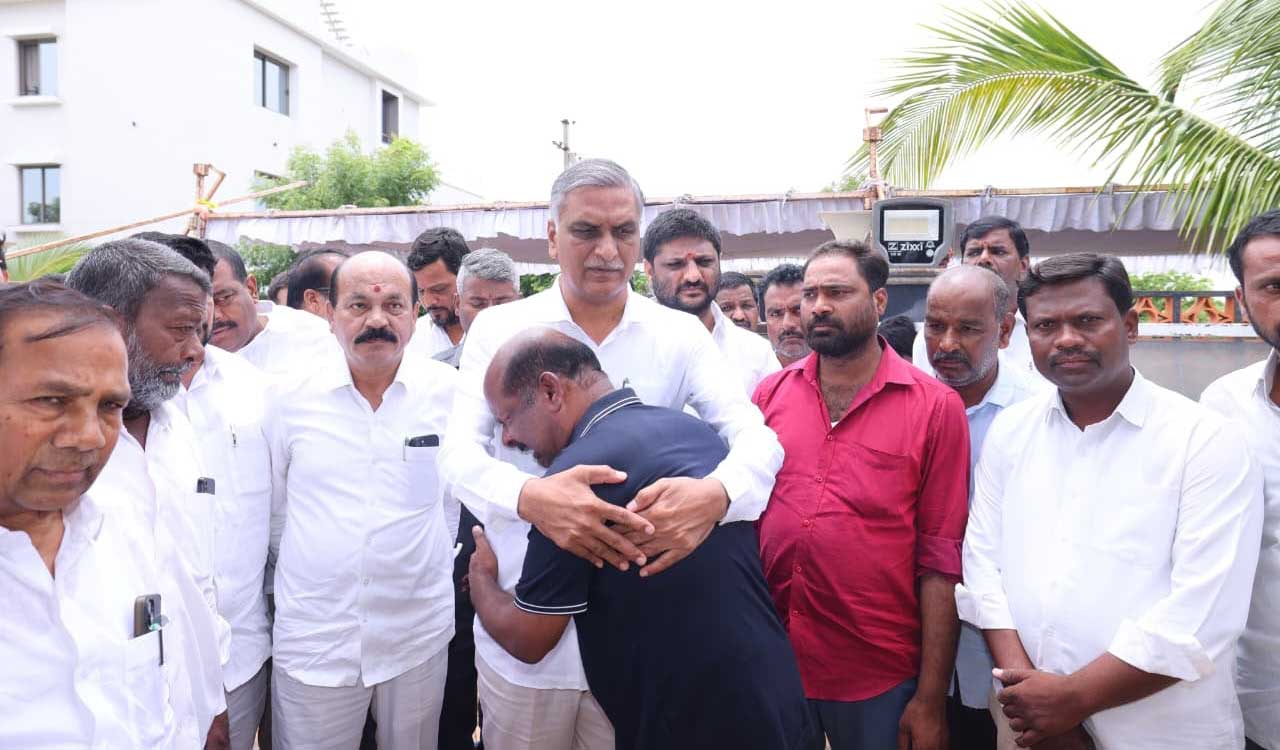 BRS leader father passes away, Harish Rao participates in funeral
