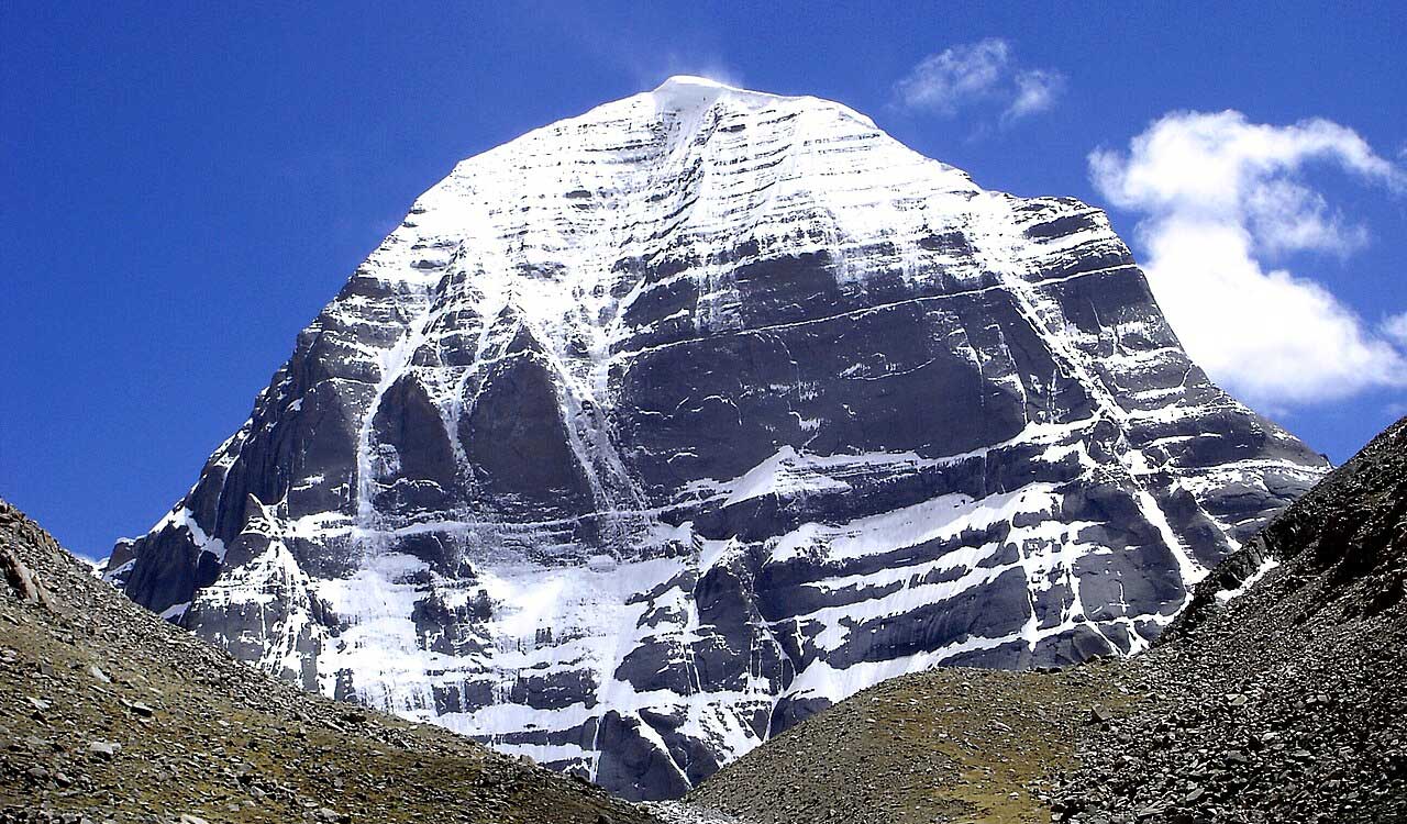Sikkim Governor flags off first Kailash Mansarovar Yatra batch via Nathu La