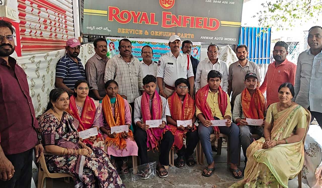 Khammam mechanic’s body presents cash rewards to meritorious SSC students