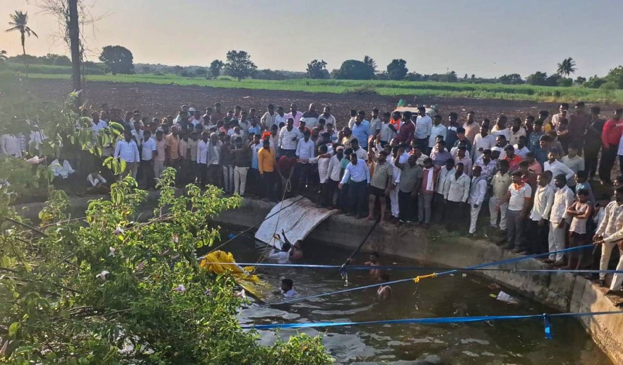 Eight pilgrims killed as pick-up vehicle plunges into Solapur well in Maharashtra