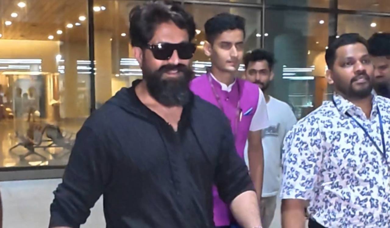 Yash takes out extra time time to pose for selfies with fans before leaving Mumbai airport