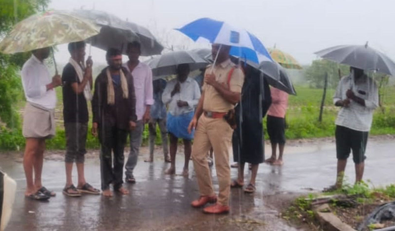 Police win laurels for rescuing sanitation worker stranded in flooding stream in Adilabad