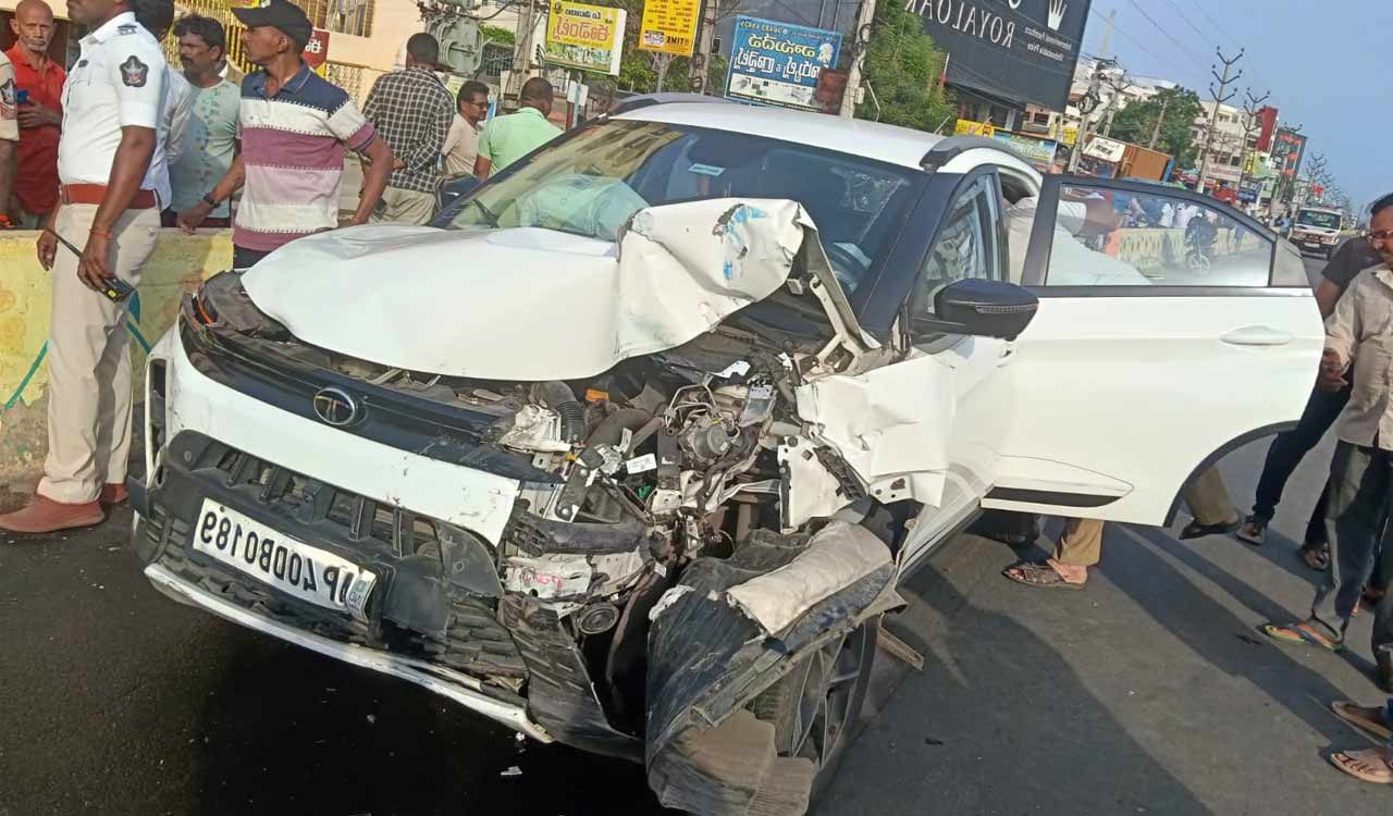 Andhra: Constable killed, three injured after car rams multiple vehicles in Ongole