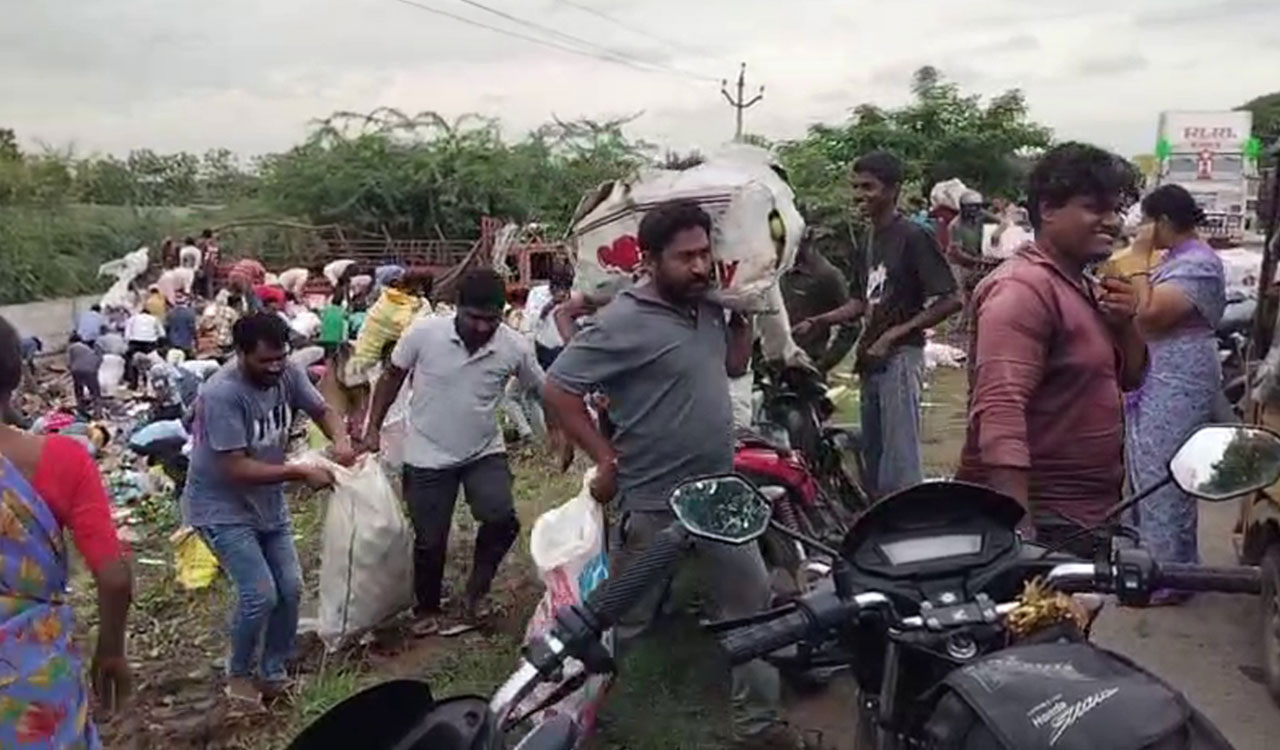 Public loots apples after truck overturns in Mahabubabad