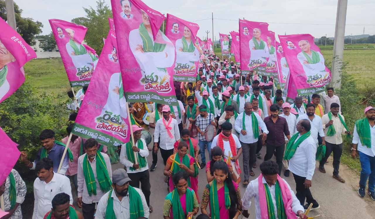 BRS launches Rythu Padayatra from Annapurna Sagar to Ranganayaka Sagar demanding lifting of Godavari water