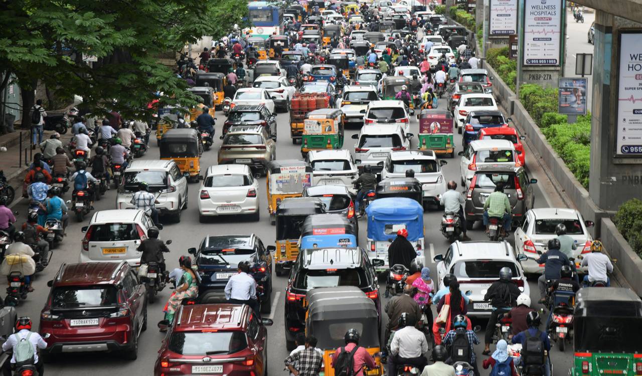 Drizzles add to Hyderabad’s traffic woes despite no heavy rain