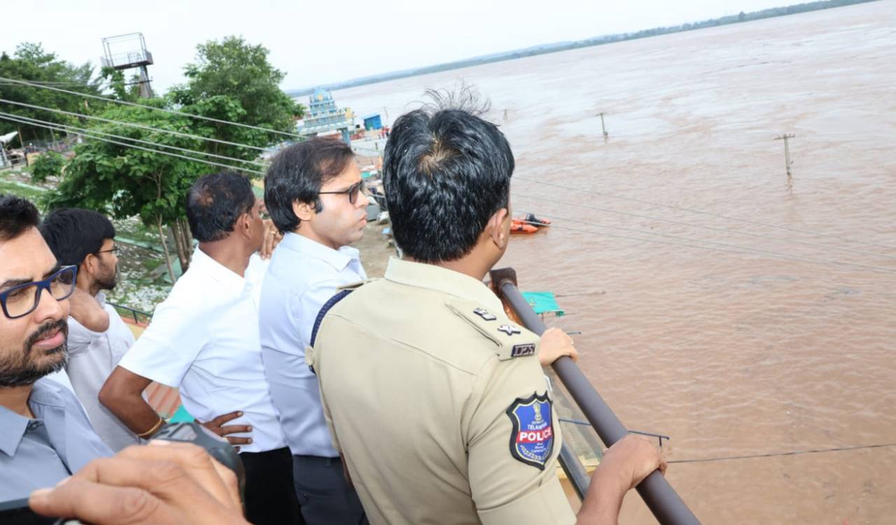 Godavari crosses second warning level at Bhadrachalam; 46 labourers stranded on sand ramp rescued
