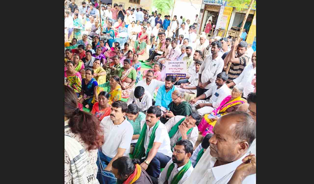 Farmers oppose land acquisition for Pharma City and Future City projects