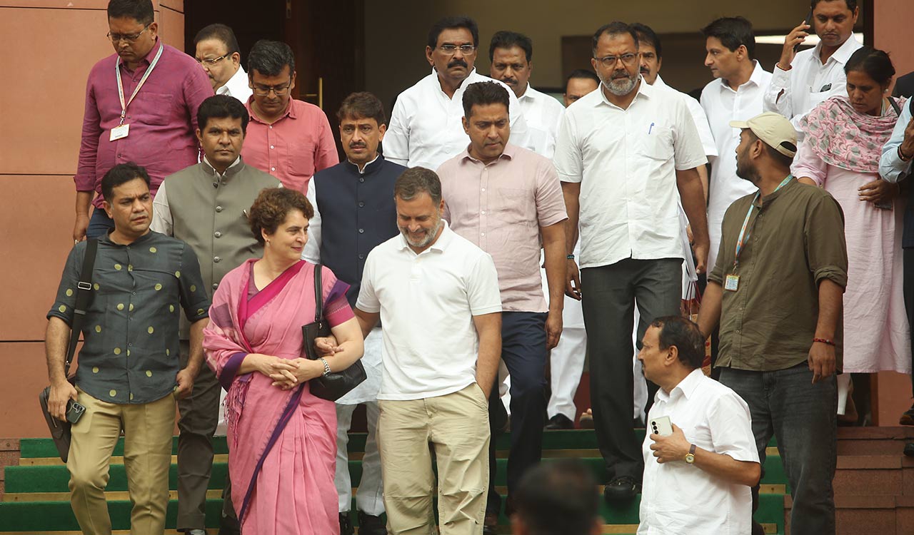 Oppn MPs protest in Parl complex on police action against students, Ram temple donation theft