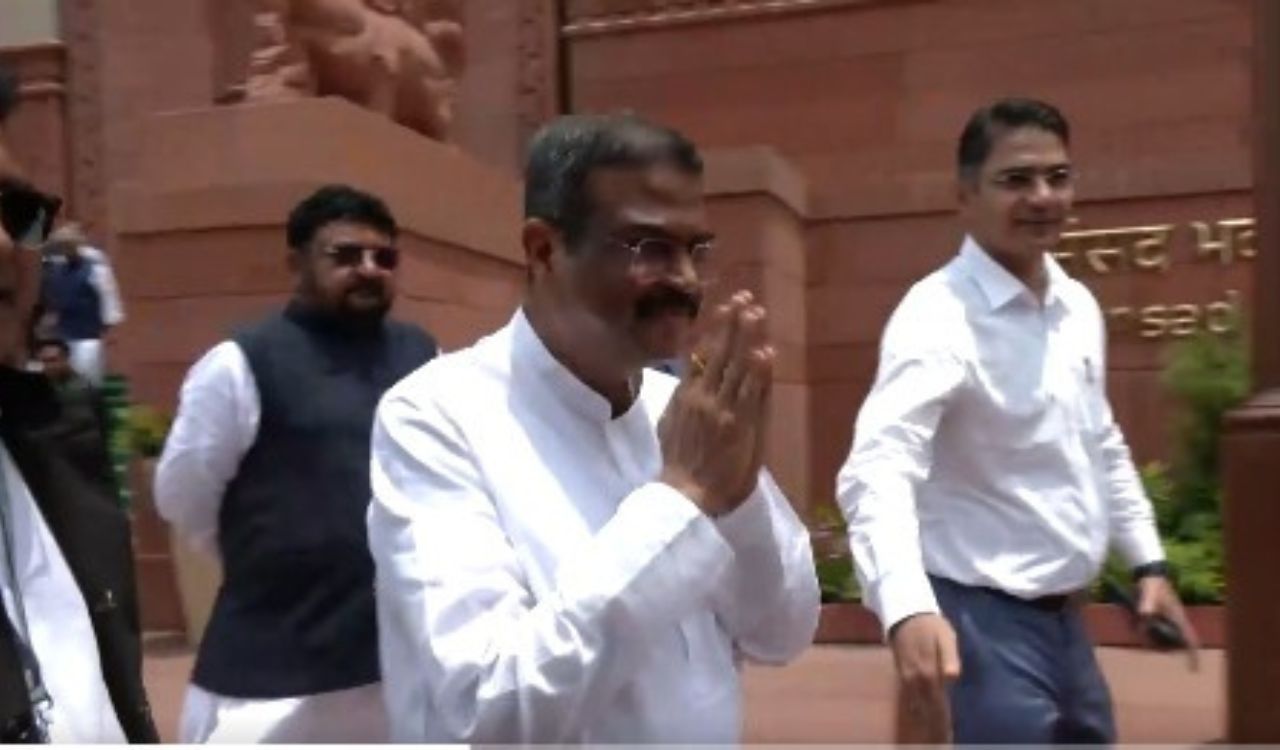 Congress slams BJP MPs for welcoming Dharmendra Pradhan at Parliament