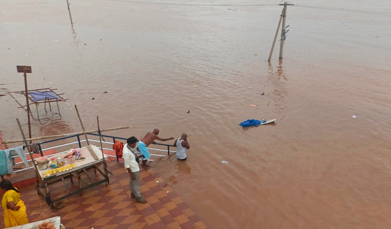 Godavari crosses first warning level at Bhadrachalam as inflows continue to rise