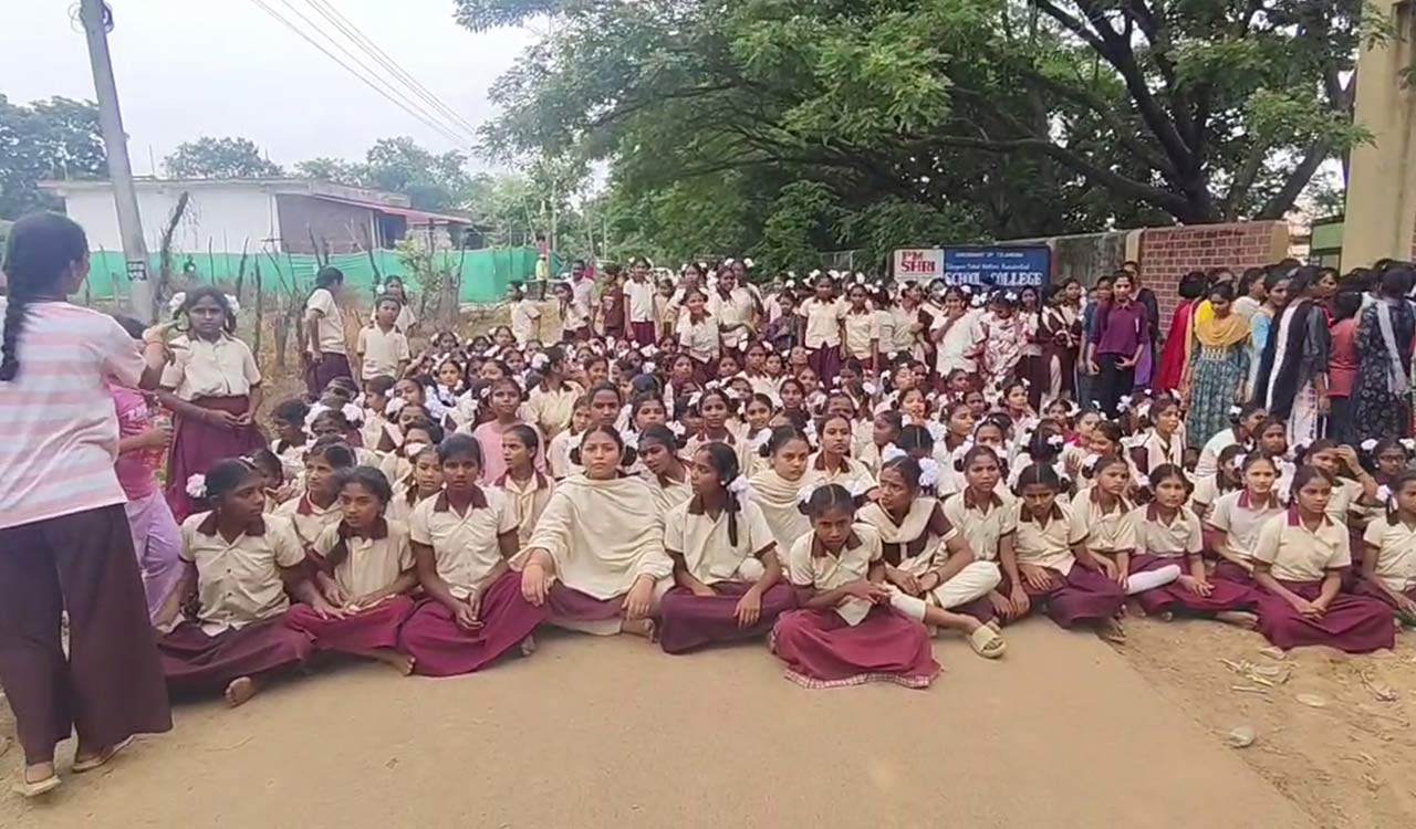 Students protest severe water shortage at Mahabubabad Gurukul school